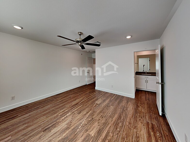 Building Photo - 10072 Roseum Ct