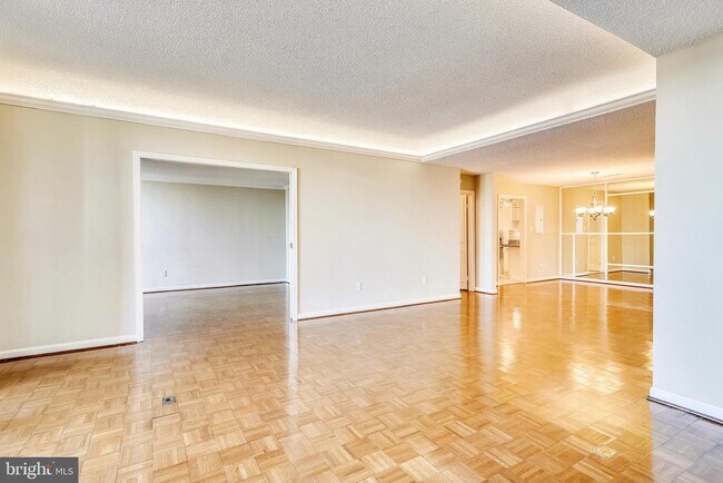 Building Photo - 1101 S Arlington Ridge Rd