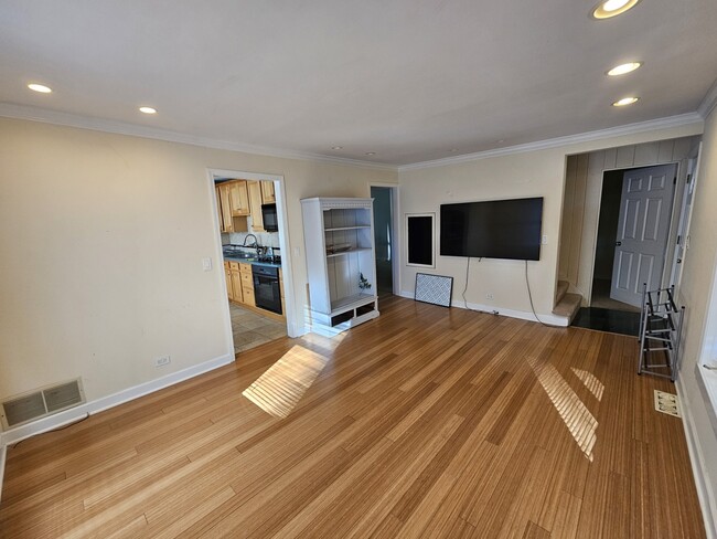 Building Photo - 1N670 River Dr