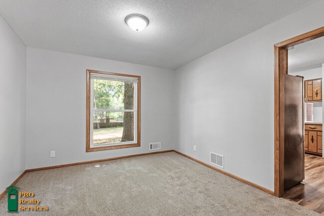 Building Photo - 4 Bedroom Home in Burnsville