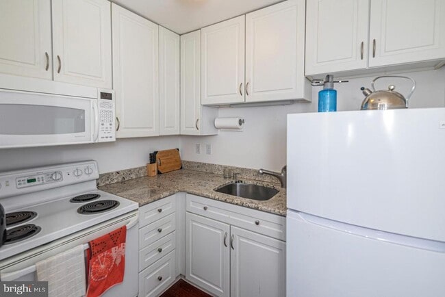 Building Photo - 10 Bayard Ln