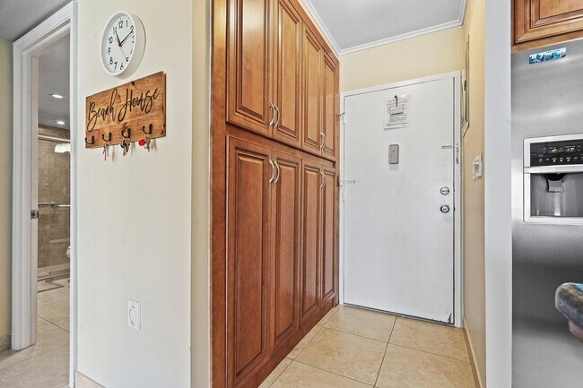 Building Photo - 550 Bayshore Dr