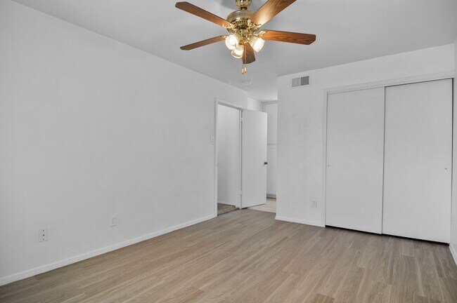 Building Photo - Beautiful Gated Townhome Great Location
