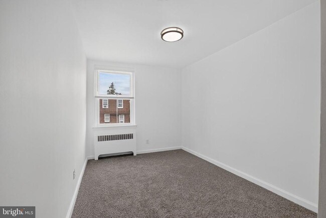 Building Photo - 1301 E Johnson St