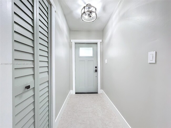 Building Photo - 13804 Kendale Lakes Dr