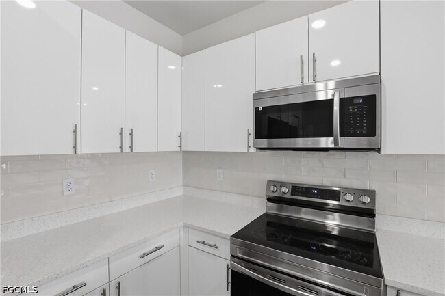 Building Photo - 723 Ivan Ave S