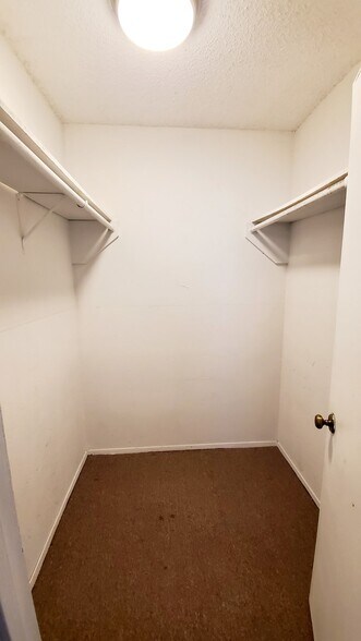 Building Photo - 4016 Eastridge Dr