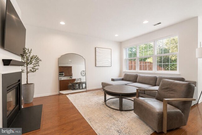 Building Photo - 12 Scarlet Oak Dr