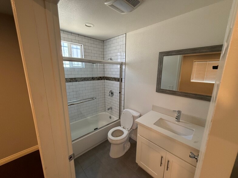 Building Photo - 1493 W 47th St