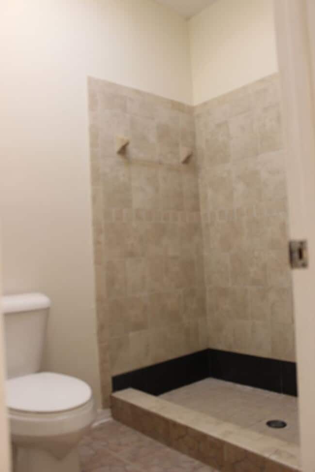 Building Photo - 4 Bedroom/2 Bath/2 Car Garage