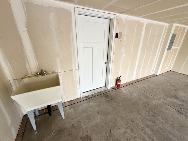 Building Photo - 676 E 550 S