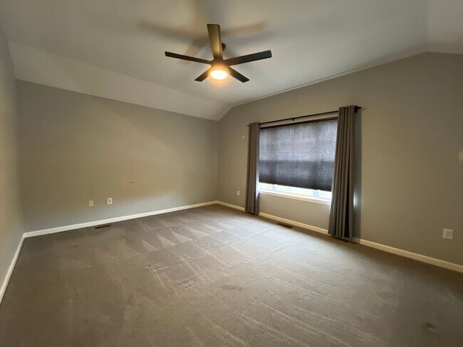Building Photo - Spacious 3-bedroom, 2.5-bath home in South...