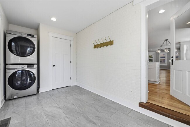 Building Photo - Charming Updated 4B/2.5B Home with Fenced Yard & Parking Included