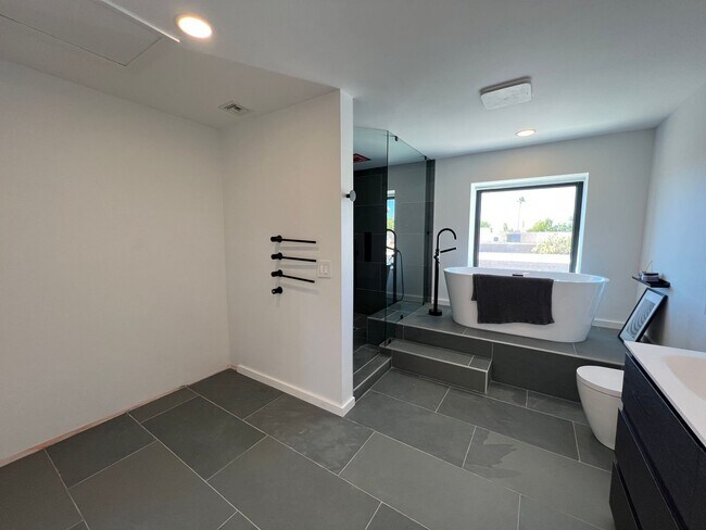 Building Photo - POOL HOME IN SHEFFIELD ESTATES!
