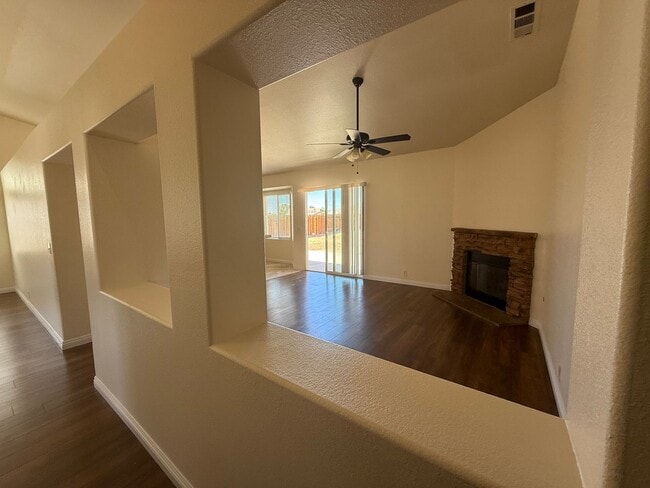 Building Photo - Beautiful Home In Apple Valley Vineyards-4...