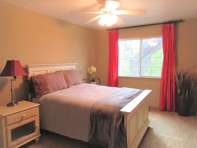 Building Photo - Furnished 3-bedroom in Travis Heights with Downtown Views!