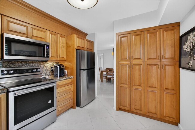 Building Photo - 11282 Green Lake Dr