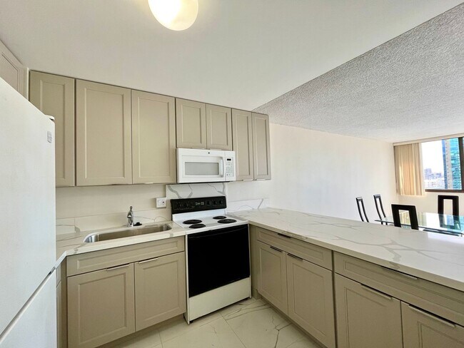 Building Photo - Kukui Plaza: Renovated 1 Bed, 1 Bath Condo...