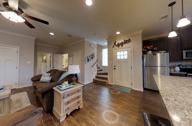 Building Photo - 1112 Oney Hervey Dr