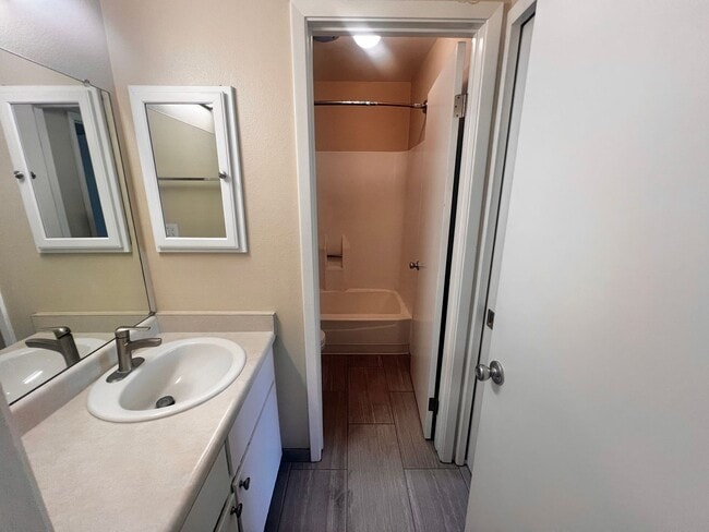 Building Photo - Specious 2-Bedroom Home with Prime Access