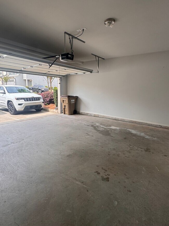 Building Photo - Spacious and Well-Appointed 3BR/2BA Home in Flowery Branch