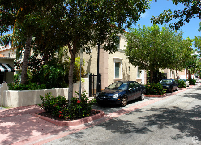 Primary Photo - 525-531 Espanola Way