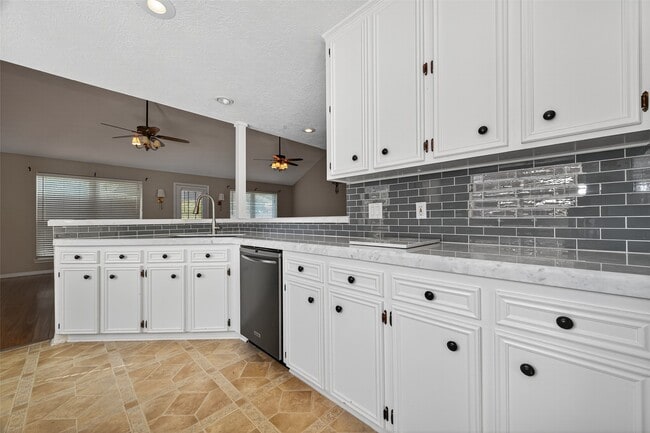 Building Photo - 6107 Howland Ct