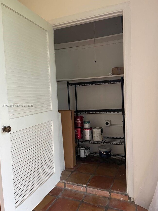 Building Photo - 3141 N Palm Aire Dr