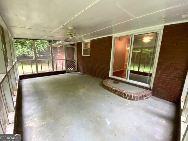 Building Photo - 452 Windsor Dr SW