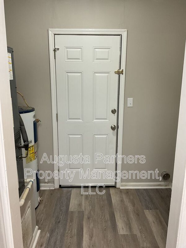 Building Photo - 1546 Hamilton Dr