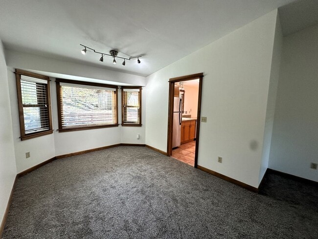 Building Photo - 3Bd/2Ba Sammamish House