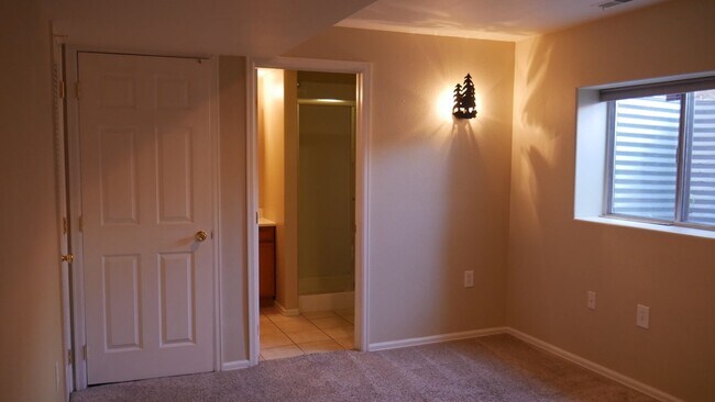 Building Photo - 4 Bed 3 Bath off Dublin/Powers w/AC- Avail...