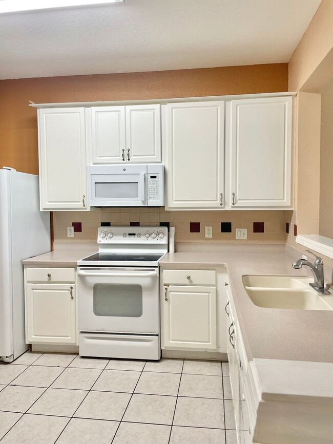 Building Photo - $1,690 2 BED / 2.5 BATH - 2 Story Townhouse