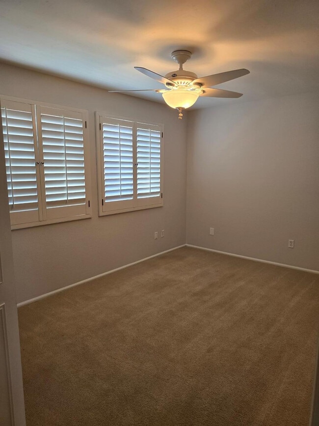 Building Photo - 1615 W Summit Pl