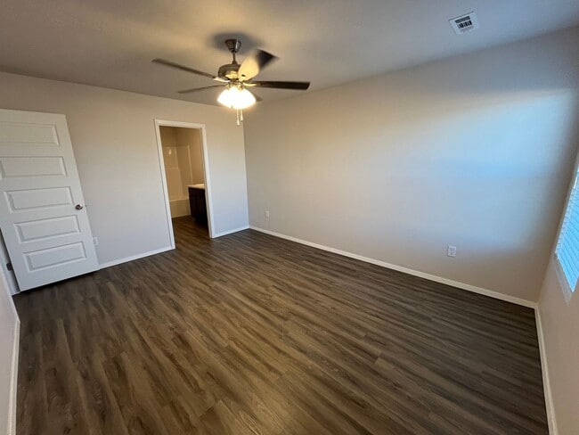 Building Photo - *Pre-leasing* NEWER Three Bedroom | Two Ba...