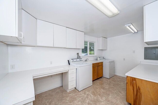 Building Photo - Edmonds 5 Bedroom 3.5 Bath Fully Fenced