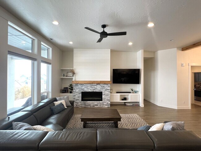 Building Photo - Gorgeous 3 bed 2 ba home in the perfect Me...