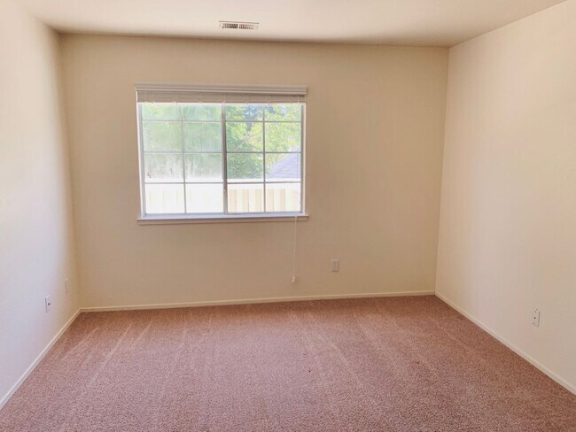 Building Photo - One Bedroom One Bath Spacious Unit with Large Enclosed Patio