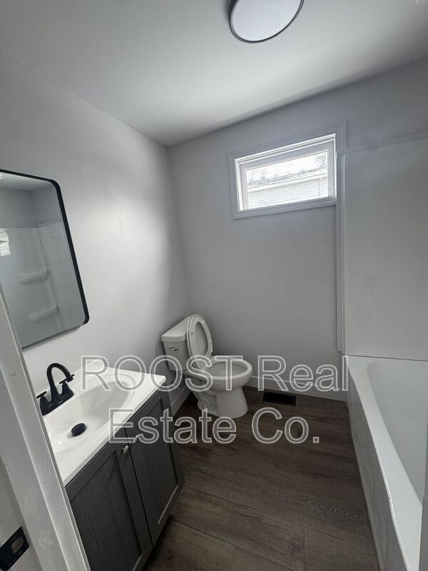 Building Photo - 908 John St