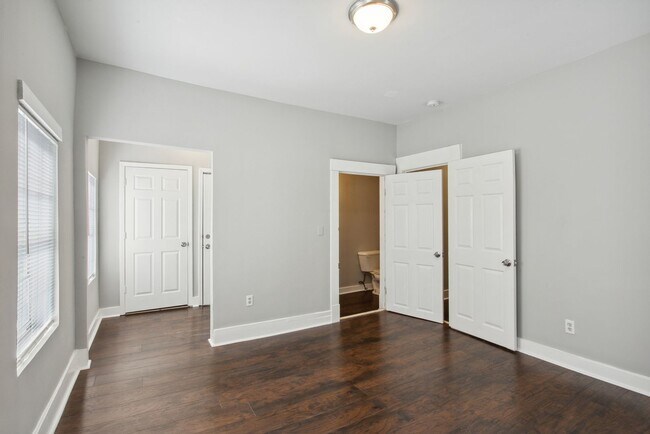 Building Photo - Large 3BR/2.5BA Two Story House Near Downt...