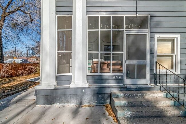 Building Photo - Renovated Upstairs 2-Bedroom, 2-Bath Apartment in Prime Downtown Location with 2 Office Spaces!