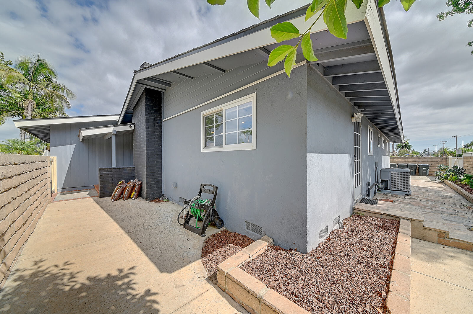 Building Photo - 2044 W Spruce Ave