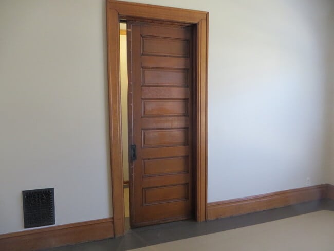 Building Photo - 5 Bedroom Home in the very core of Downtown (West Central, Downtown)