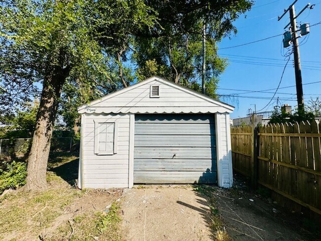 Building Photo - 2 Bedroom 1 Bath House For Lease Section 8 Only