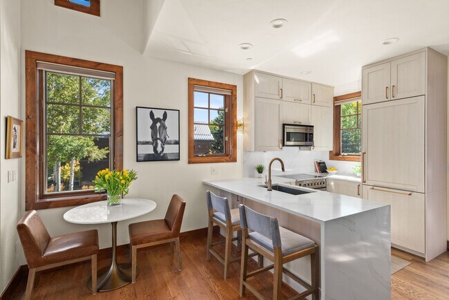 Building Photo - 501 W Main St