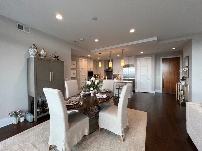 Building Photo - Spacious 2 bedroom 3 bath condo with office in City Lights!