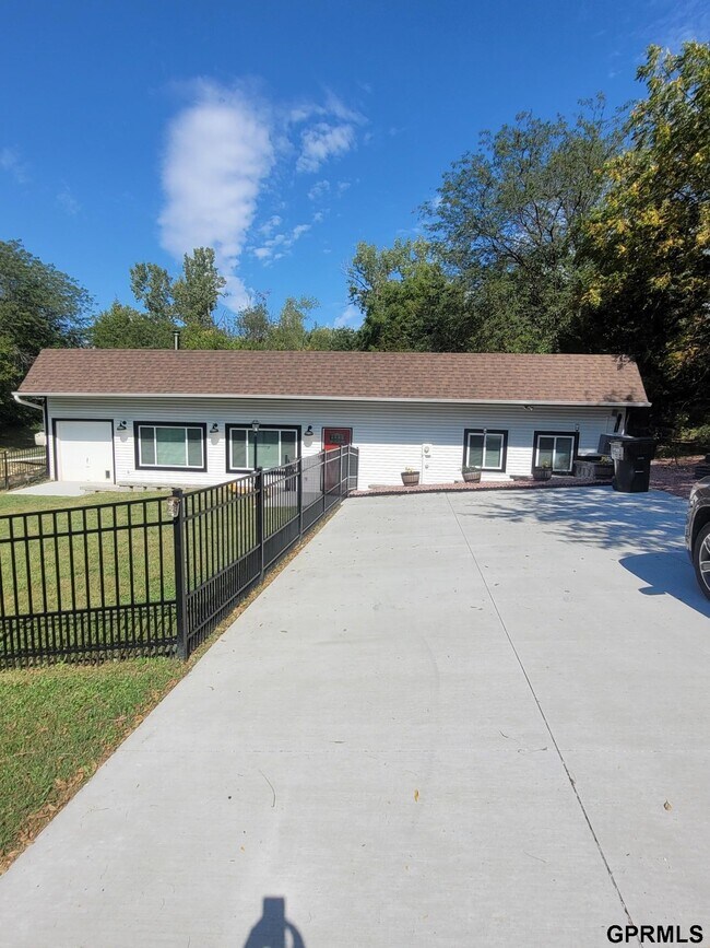 Building Photo - 1202 Lake Ct