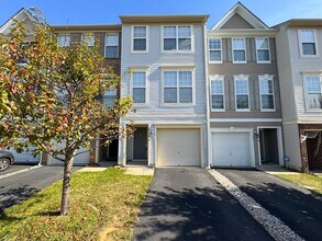 Building Photo - Gorgeous 3 Bed 3.5 Bath Interior Townhome In Powells Run Village
