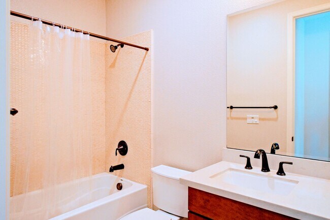 Building Photo - Beautiful end unit 4 bedroom condo in Dublin