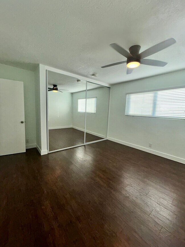 Building Photo - 1028w